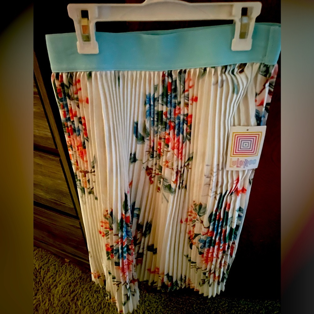 **NWT** size S LuLaRoe Lola skirt, white with beautiful blue/pink floral print
